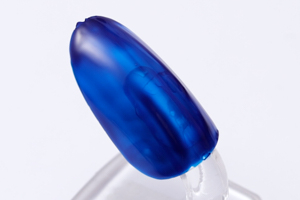 中指の爪に藍を二度塗りし、乾かす